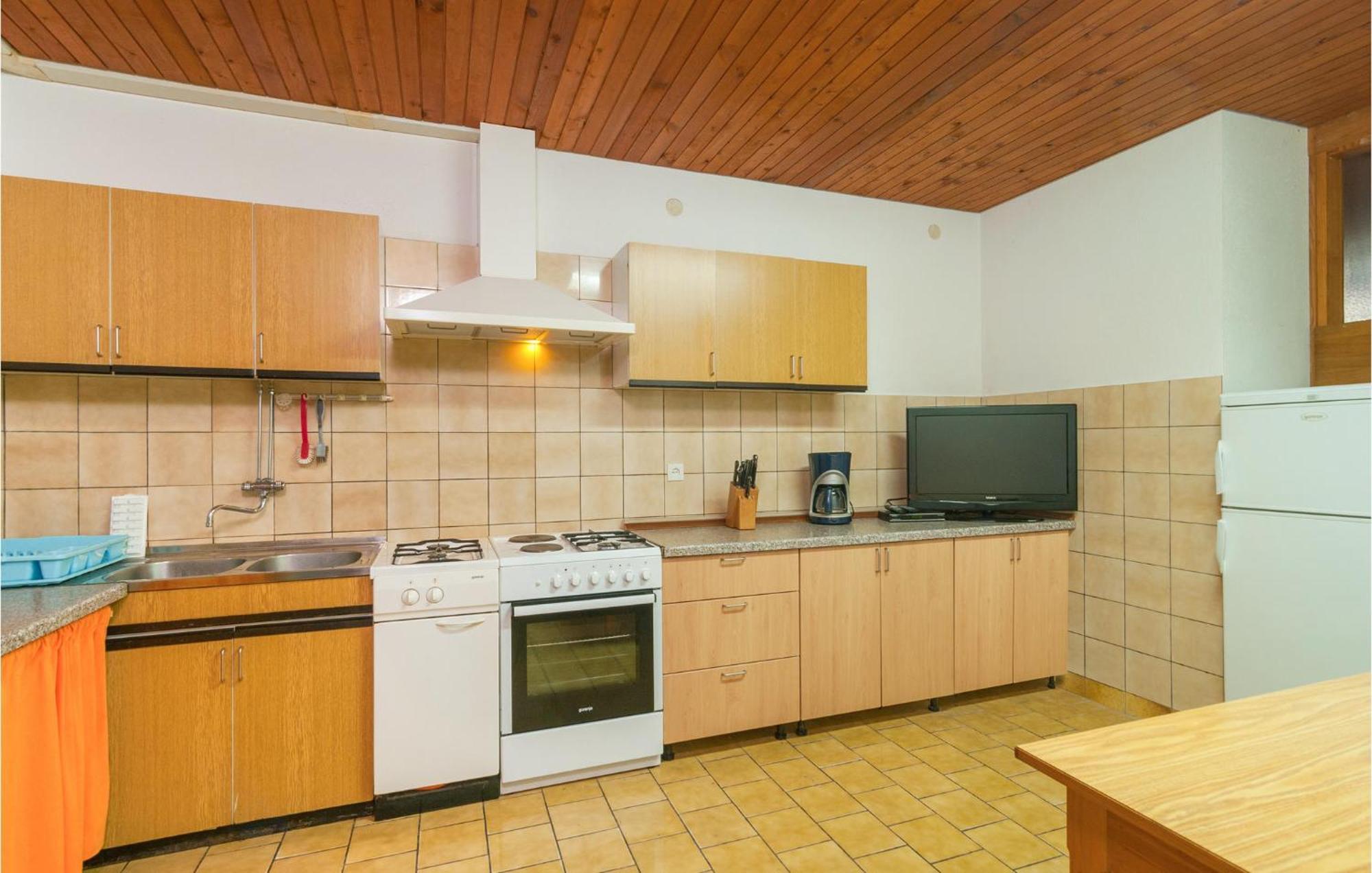 1 Bedroom Nice Apartment In Сплитска Экстерьер фото